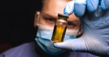 Laboratuar işçisi bilim adamı laboratuar asistanı test tüplerinde reaksiyonlar için kimyasalları testler, farklı maddelere müdahale ve görsel bir reaksiyon elde etmek. Erkek doktor iş üniforma giyen eldiven ile gözlük gözlük inceliyor içinde vitro.