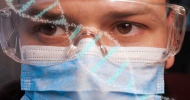 Laboratuar işçisi bilim adamı laboratuar asistanı test tüplerinde reaksiyonlar için kimyasalları testler, farklı maddelere müdahale ve görsel bir reaksiyon elde etmek. Erkek doktor iş üniforma giyen eldiven ile gözlük gözlük inceliyor içinde vitro.
