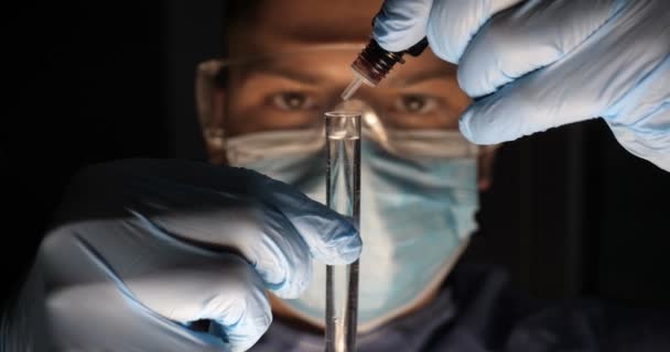 Laboratorní Asistent Vědec Laboratorních Pracovníků Testuje Chemické Reakce Zkumavkách Ruší — Stock video