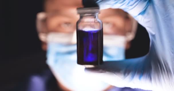 Laborangestellte Wissenschaftliche Laborassistentin Testet Chemikalien Auf Reaktionen Reagenzglas Stört Mit — Stockvideo