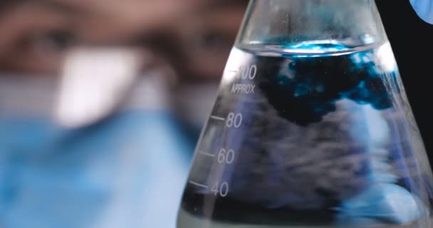 Laborangestellte Wissenschaftliche Laborassistentin Testet Chemikalien Auf Reaktionen Reagenzglas Stört Mit — Stockvideo