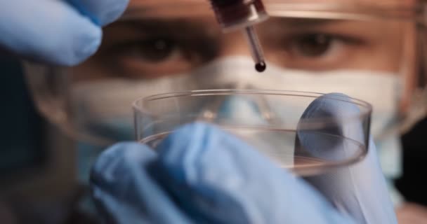 Laborangestellte Wissenschaftliche Laborassistentin Testet Chemikalien Auf Reaktionen Reagenzglas Stört Mit — Stockvideo
