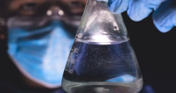 Laborangestellte Wissenschaftliche Laborassistentin Testet Chemikalien Auf Reaktionen Reagenzglas Stört Mit — Stockvideo