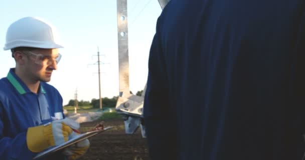 Electricista Constructor Ingeniero Con Una Bata Azul Con Casco Amarillo — Vídeo de stock