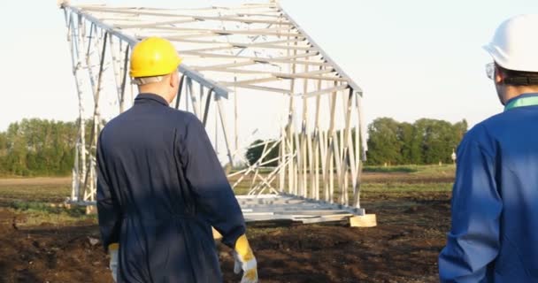 Electricista Constructor Ingeniero Con Una Bata Azul Con Casco Amarillo — Vídeo de stock