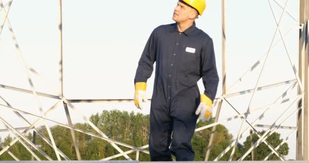 Electricista Constructor Ingeniero Con Una Bata Azul Con Casco Amarillo — Vídeos de Stock