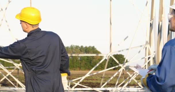 Ein Elektriker Oder Bauarbeiter Und Ingenieur Blauem Gewand Mit Gelb — Stockvideo