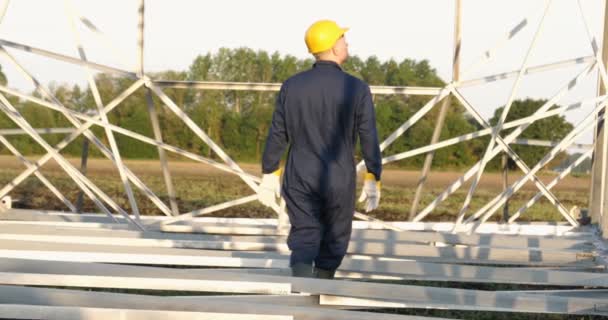 Electricista Constructor Ingeniero Con Una Bata Azul Con Casco Amarillo — Vídeo de stock