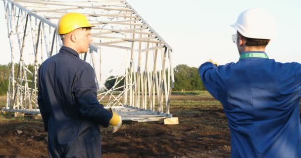 Electricista Constructor Ingeniero Con Una Bata Azul Con Casco Amarillo — Vídeo de stock
