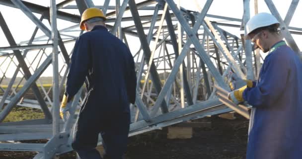 Électricien Constructeur Ingénieur Robe Bleue Casque Jaune Blanc Vérifie Solidité — Video