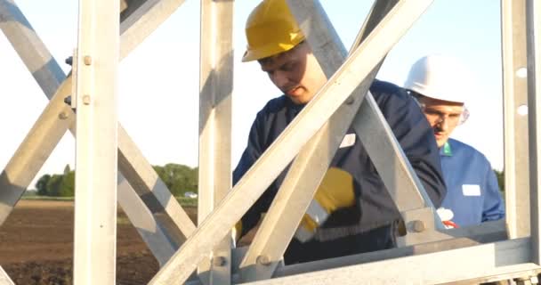 Elektrikář Nebo Tvůrce Inženýr Modrém Šatu Žluté Bílé Helmě Zkontrolujte — Stock video