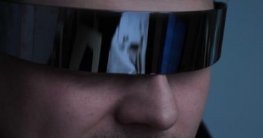 Bir eşofman ve oyun gözlük adam (erkek) oyuncu. Yansıma da oyun adam tamamen dalmış görebilirsiniz. Kavramı: 3d, Tamamen oyun, Yansımalar, Bağımlılık dalmış.