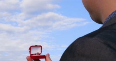 Denizin arka planında genç ve güzel bir çift, sevgilerini itiraf ediyorlar. Konsept: Deniz, Aşk, Aşıklar, Aile, Aşk, Yaşam Tarzı.