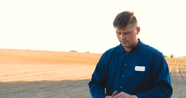 Manos Agricultor Cultivando Cultivando Árboles Que Crecen Suelo Fértil Con — Vídeos de Stock