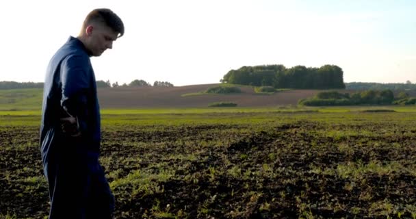 Hände Von Bauern Die Auf Fruchtbarem Boden Mit Grünem Und — Stockvideo