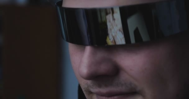 Man Man Gamer Een Trainingspak Spel Bril Reflectie Kun Game — Stockvideo