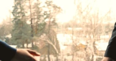 Takım elbiseli genç bir adam (Man) işadamı, caddenin arka planında bir telefon tutarak toplantı bekliyor. Takım elbiseli işadamı binada telefon (tablet) tutarak konuşuyor.