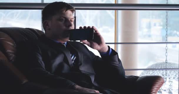 Ein Junger Mann Mann Anzug Spricht Mit Einem Telefon Gebäude — Stockvideo