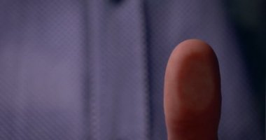 Parmak izi olan bir holograma erişen kişi. Parmak izi kimliğinin bulunmasıyla birlikte kişisel bir veritabanının modern hologramına erişim. Konsept: Bilim, Araba, Hologram, Virüsler, Dna.