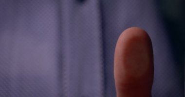 Parmak izi olan bir holograma erişen kişi. Parmak izi kimliğinin bulunmasıyla birlikte kişisel bir veritabanının modern hologramına erişim. Konsept: Bilim, Araba, Hologram, Virüsler, Dna.