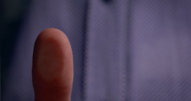 Parmak izi olan bir holograma erişen kişi. Parmak izi kimliğinin bulunmasıyla birlikte kişisel bir veritabanının modern hologramına erişim. Konsept: Bilim, Araba, Hologram, Virüsler, Dna.
