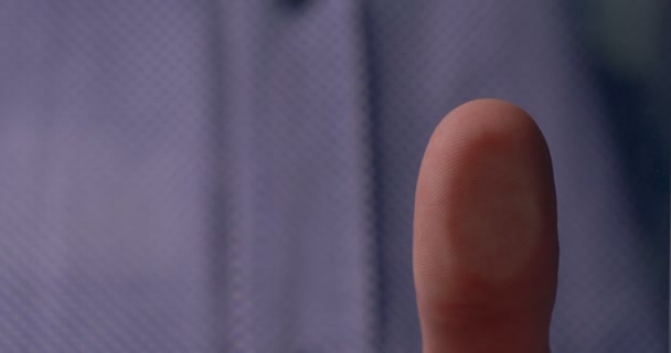 Человек Получающий Доступ Голограмме Отпечатками Пальцев Чувак Доступ Современной Голограмме — стоковое видео