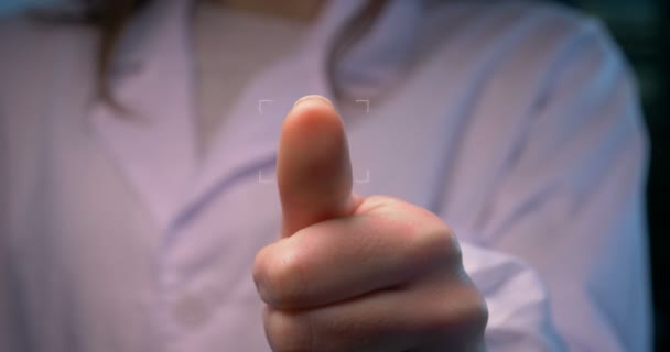 Person Som Använder Ett Hologram Med Ett Fingeravtryck Man Tillgång — Stockvideo