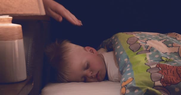 Menino Filho Está Dormindo Docemente Loiro Mãe Beija Seu Filho — Vídeo de Stock