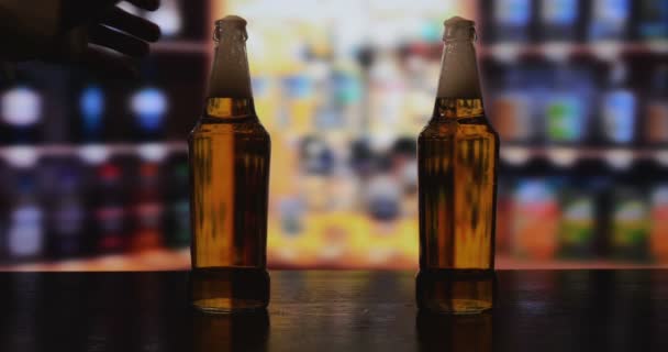 Dois Caras Mulheres Bar Casa Bebem Copos Cerveja Seguida Abrem — Vídeo de Stock