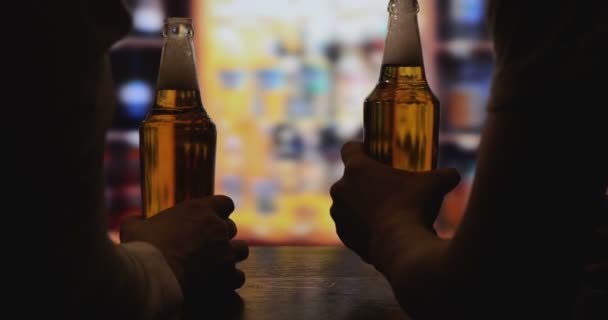 Dos Tíos Mujeres Bar Casa Beben Vasos Cerveza Luego Abren — Vídeo de stock