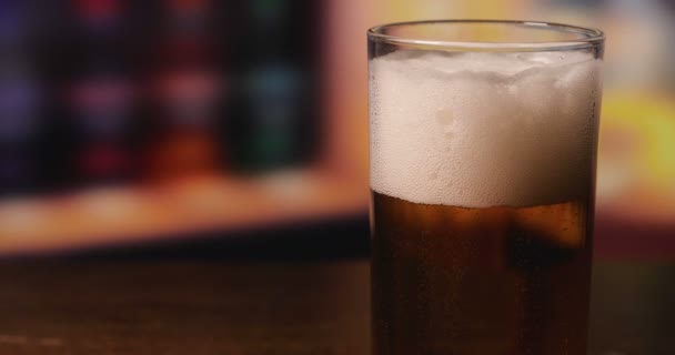 Dos Tíos Mujeres Bar Casa Beben Vasos Cerveza Luego Abren — Vídeos de Stock