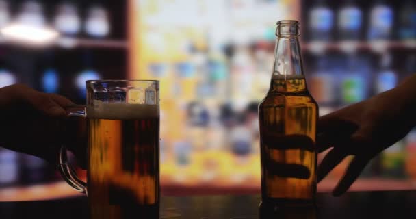 酒吧里两个男人 喝啤酒 然后打开一个新瓶子 你可以看到泡沫是如何在慢动作中穿过顶部的 — 图库视频影像
