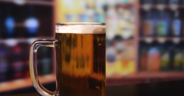 Dois Caras Mulheres Bar Casa Bebem Copos Cerveja Seguida Abrem — Vídeo de Stock