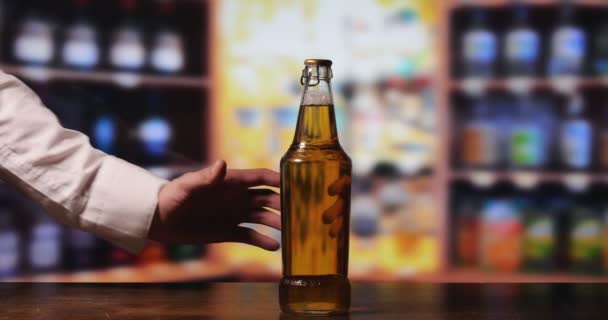 Dos Tíos Mujeres Bar Casa Beben Vasos Cerveza Luego Abren — Vídeo de stock