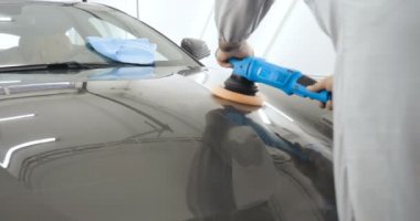 Çalışan siyah bir araba parlatır bir profesyonel, tamir araba, çocuk arabaları, oto yıkama, servis, Profesyonel Araba Seramik İşçi araba camları seramik (koruyucu yağmur kapağı) bir tabaka uygular. Konsept: Nano Koruma, Farklı acces