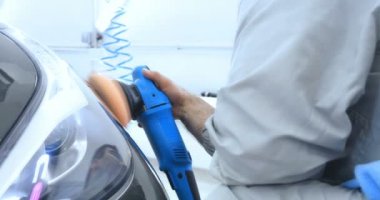 Çalışan siyah bir araba parlatır bir profesyonel, tamir araba, çocuk arabaları, oto yıkama, servis, Profesyonel Araba Seramik İşçi araba camları seramik (koruyucu yağmur kapağı) bir tabaka uygular. Konsept: Nano Koruma, Farklı acces