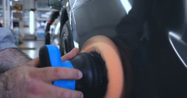 Çalışan siyah bir araba parlatır bir profesyonel, tamir araba, çocuk arabaları, oto yıkama, servis, Profesyonel Araba Seramik İşçi araba camları seramik (koruyucu yağmur kapağı) bir tabaka uygular. Konsept: Nano Koruma, Farklı acces