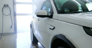Çalışan siyah bir araba parlatır bir profesyonel, tamir araba, çocuk arabaları, oto yıkama, servis, Profesyonel Araba Seramik İşçi araba camları seramik (koruyucu yağmur kapağı) bir tabaka uygular. Konsept: Nano Koruma, Farklı acces