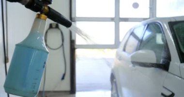 Çalışan siyah bir araba parlatır bir profesyonel, tamir araba, çocuk arabaları, oto yıkama, servis, Profesyonel Araba Seramik İşçi araba camları seramik (koruyucu yağmur kapağı) bir tabaka uygular. Konsept: Nano Koruma, Farklı acces