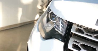 Çalışan siyah bir araba parlatır bir profesyonel, tamir araba, çocuk arabaları, oto yıkama, servis, Profesyonel Araba Seramik İşçi araba camları seramik (koruyucu yağmur kapağı) bir tabaka uygular. Konsept: Nano Koruma, Farklı acces
