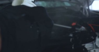 Çalışan siyah bir araba parlatır bir profesyonel, tamir araba, çocuk arabaları, oto yıkama, servis, Profesyonel Araba Seramik İşçi araba camları seramik (koruyucu yağmur kapağı) bir tabaka uygular. Konsept: Nano Koruma, Farklı acces