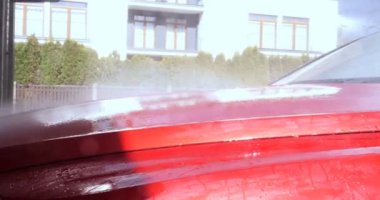 Profesyonel işçiler bir araba yıkamadan sonra çizikler için araba kontrol, sonra Lehçe ve kırmızı bir araba üzerinde temiz. Kavramı: manuel araba yıkama, kırmızı.