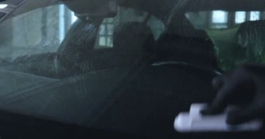 Profesyonel işçiler bir araba yıkamadan sonra çizikler için araba kontrol, sonra Lehçe ve kırmızı bir araba üzerinde temiz. Kavramı: manuel araba yıkama, kırmızı.