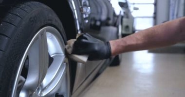 Koruyucu takım boya püskürtme makinesi araba diskinde servis istasyonuna usta. Toz boyama kullanın. Otomobil diski geri yükleme. Ressam boyama ışık alaşım tekerlek sprey ile. İçinde yavaş hareket.