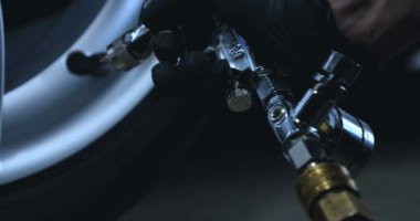 Koruyucu takım boya püskürtme makinesi araba diskinde servis istasyonuna usta. Toz boyama kullanın. Otomobil diski geri yükleme. Ressam boyama ışık alaşım tekerlek sprey ile. İçinde yavaş hareket.