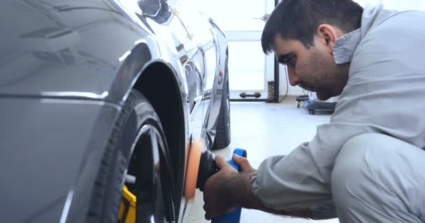 Empregado Profissional Que Polir Carro Preto Reparação Carros Carros Infantis — Vídeo de Stock