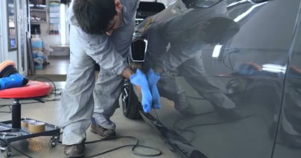 Werknemer Een Professional Die Een Zwarte Auto Poliert Reparaties Auto — Stockvideo