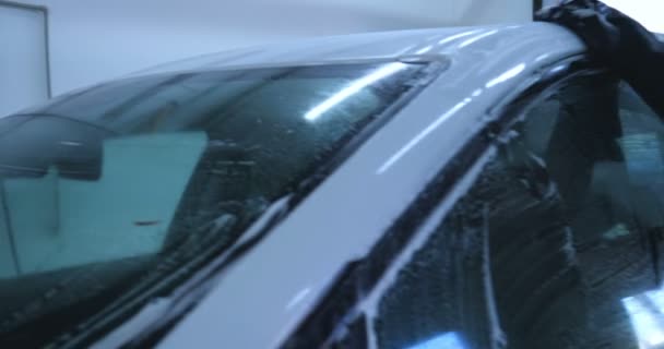 员工是一个专业谁抛光黑色汽车 维修汽车 儿童车 专业汽车陶瓷工人应用一层陶瓷 保护雨罩 在车窗上 概念来自 纳米保护 不同功能 — 图库视频影像