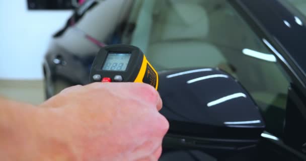 Employé Est Professionnel Qui Polit Une Voiture Noire Réparation Voitures — Video