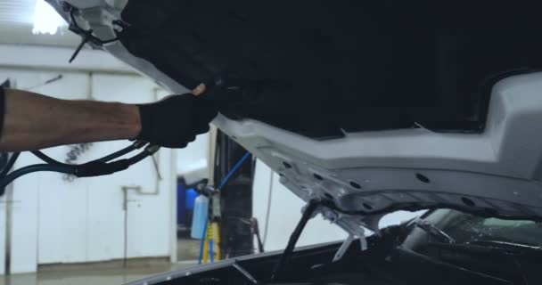 Empregado Profissional Que Polir Carro Preto Reparação Carros Carros Infantis — Vídeo de Stock